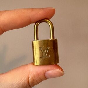 Louis Vuitton Lock‎ Only #313